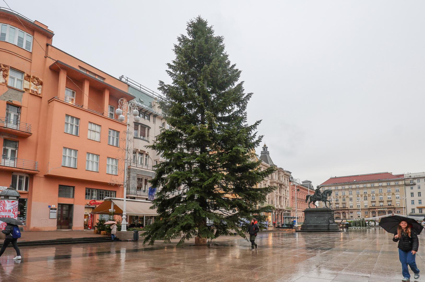 Središnji trg, pak, krasi jela visoka 16 metara.