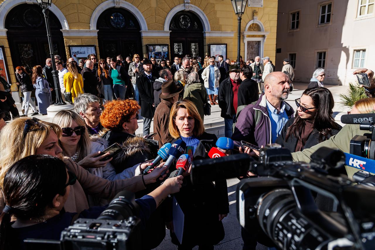 Umjetnici Opere HNK Split održali su prosvjed ispred zgrade HNK povodom lošeg stanja u kazalištu