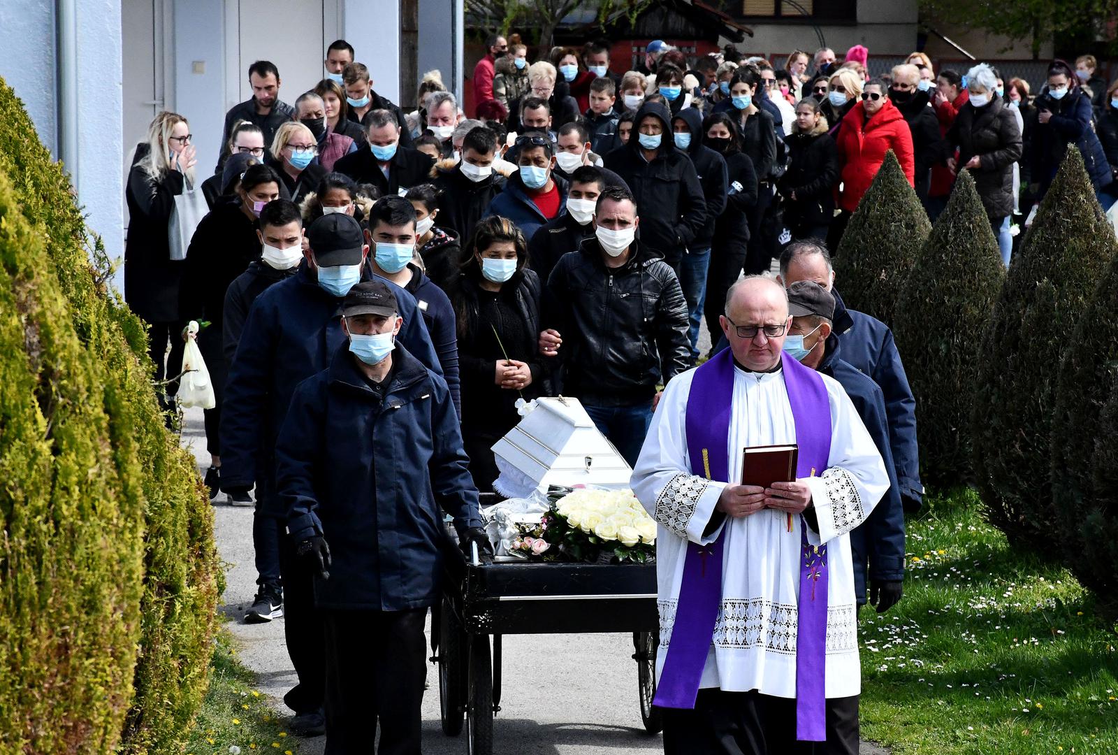 08.04.2021., Nova Gradiska - Pogreb 2.5-godisnje djevojcice Nikoll na gradskom groblju u Novoj Gradiski. Photo: Ivica Galovic/PIXSELL