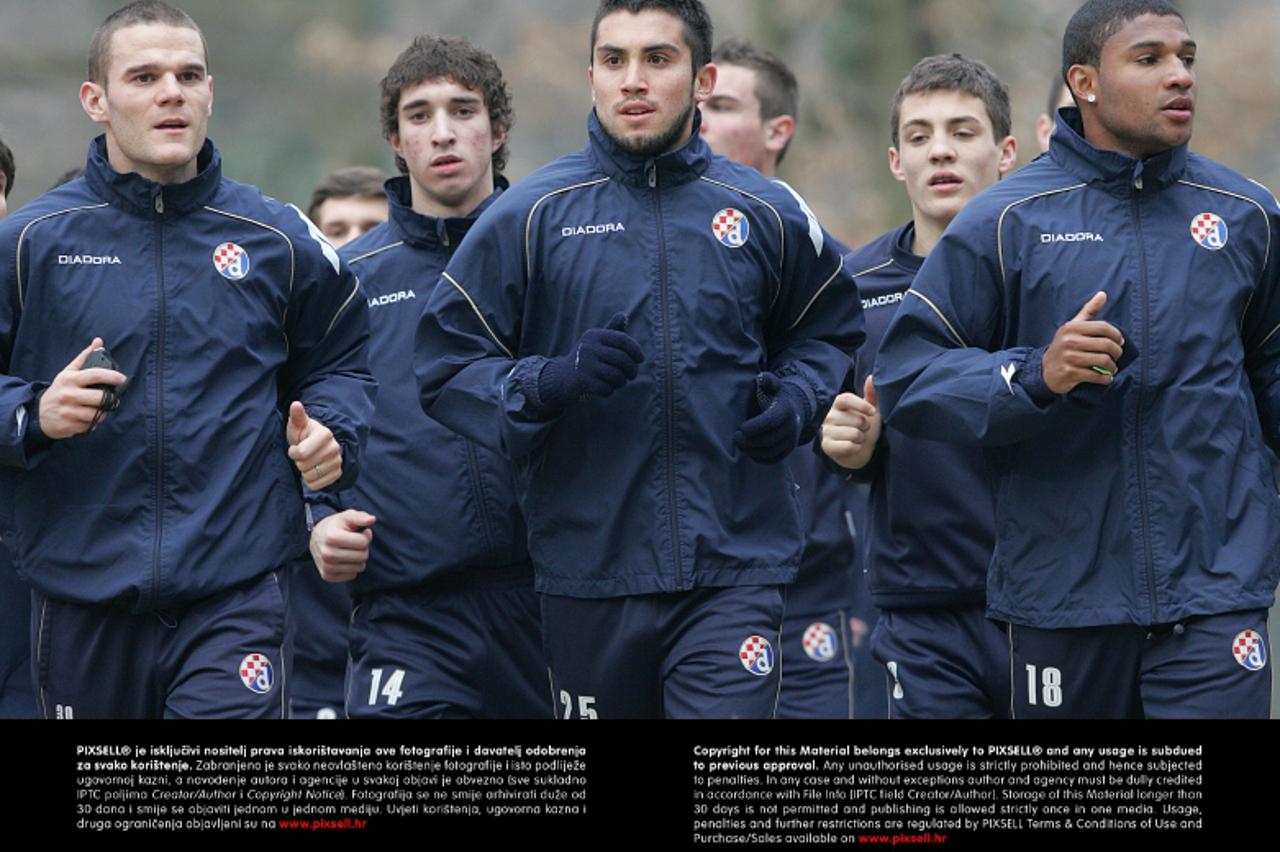 '10.01.2010., Zagreb, Maksimir - Okupljanje nogometasa Dinama nakon zimske stanke.Prvi trening odradili su u Maksimirskoj sumi.Pedro Morales Flores i Jorge Sammir Cruz Campos. Photo: Igor Kralj/PIXSEL