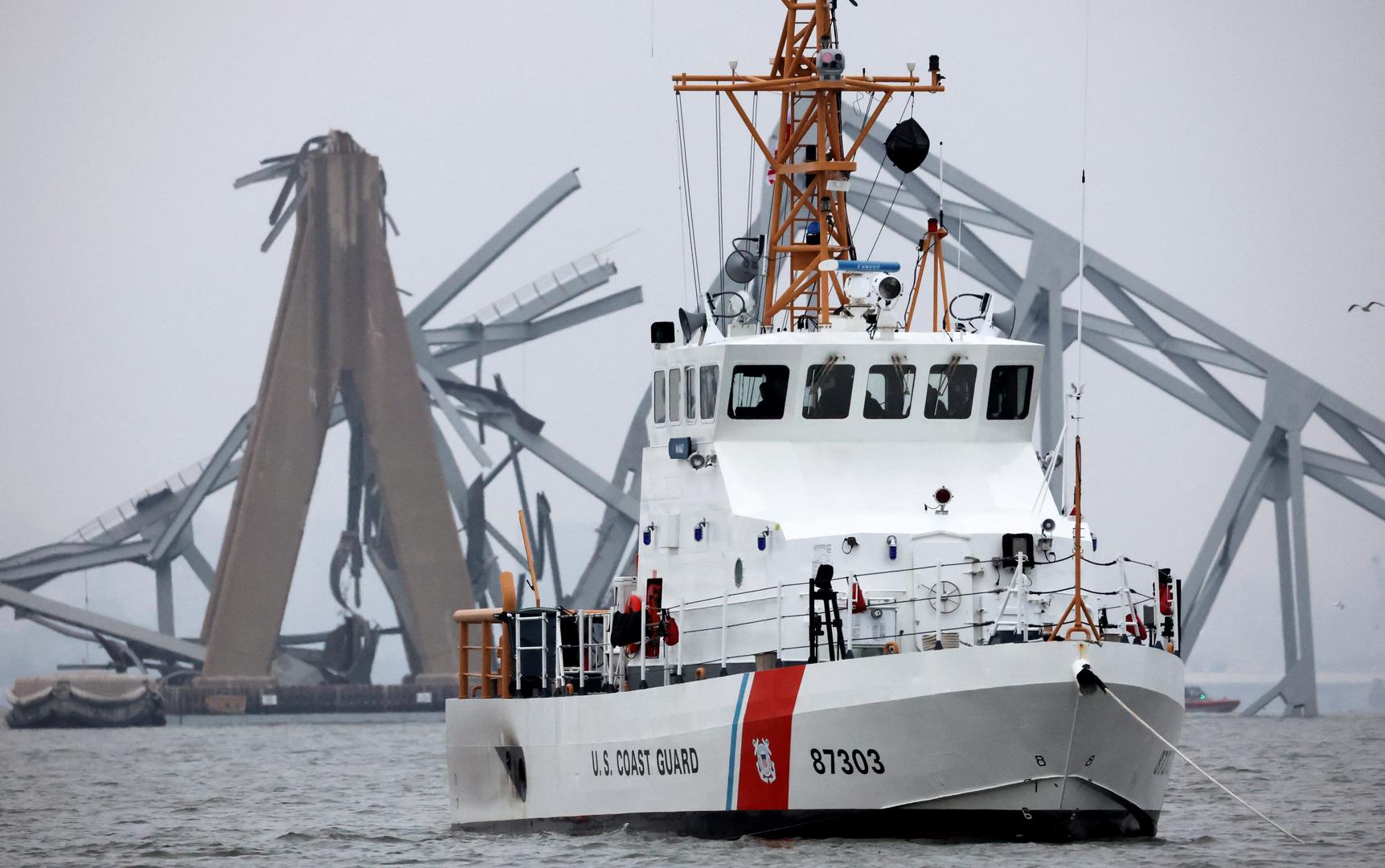 A U.S. Coast Guard vessel sails near the Francis Scott Key Bridge, after the Dali cargo vessel crashed into it causing it to collapse, in Baltimore, Maryland, U.S., March 27, 2024. REUTERS/Mike Segar Photo: MIKE SEGAR/REUTERS