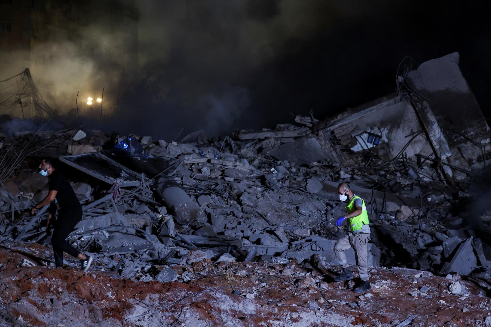 People walk at the site of an Israeli strike, amid ongoing hostilities between Hezbollah and Israeli forces, in Beirut's southern suburbs, Lebanon September 27, 2024. REUTERS/Mohamed Azakir Photo: EMILIE MADI/REUTERS