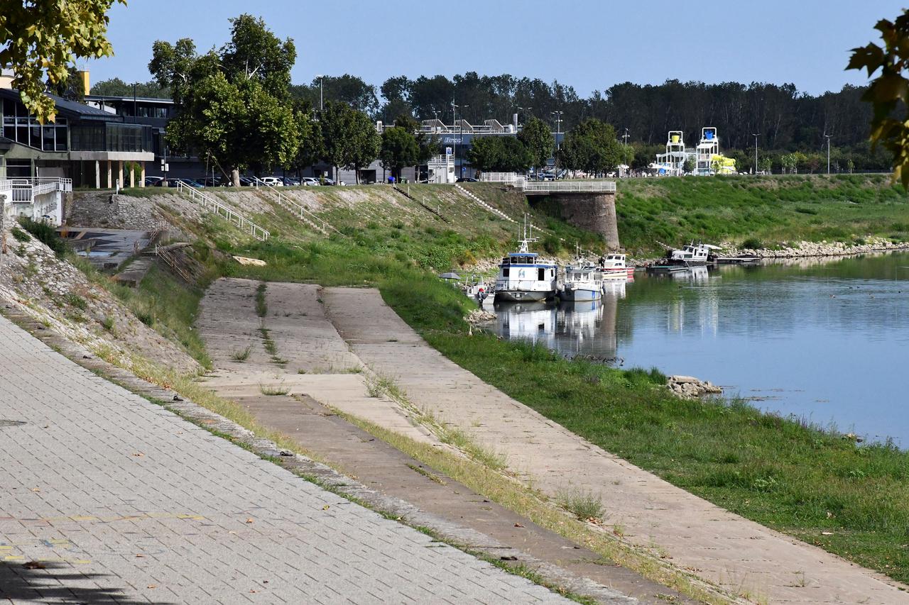 Slavonski Brod: Nizak vodostaj Save uzrokuje ograničenja u plovidbi