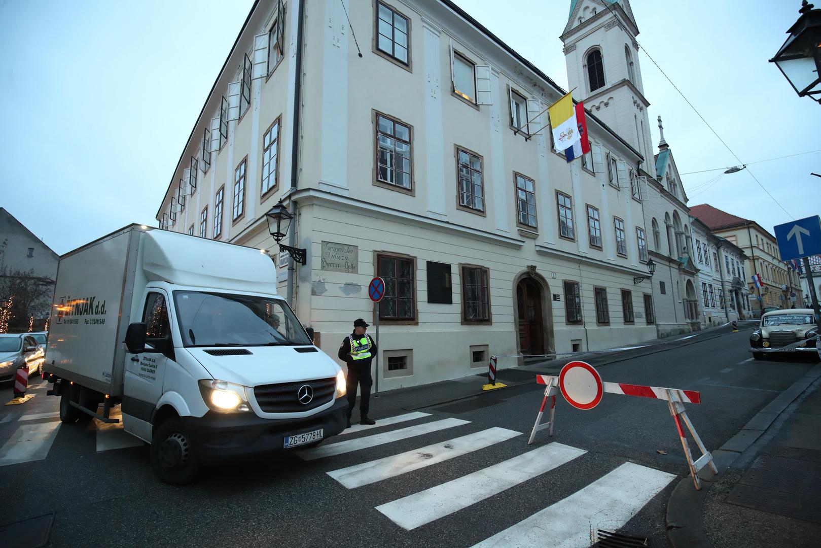 15.12.2021.,Zagreb - Policija i prosvjednici okupili se na Markovom trgu uoci novog prosvjeda