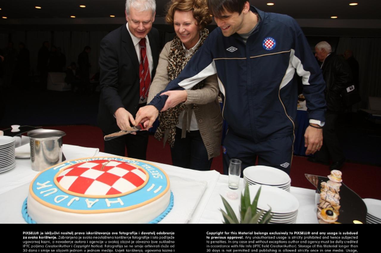 '09.02.2013., Split - Prijateljska nogometna utakmica HNK Hajduka i ljubljanske Olimpije kojom su hajdukovci obiljezili 102. rodjendan kluba. Nakon utakmice tortu su razrezali predsjednik kluba Marin 