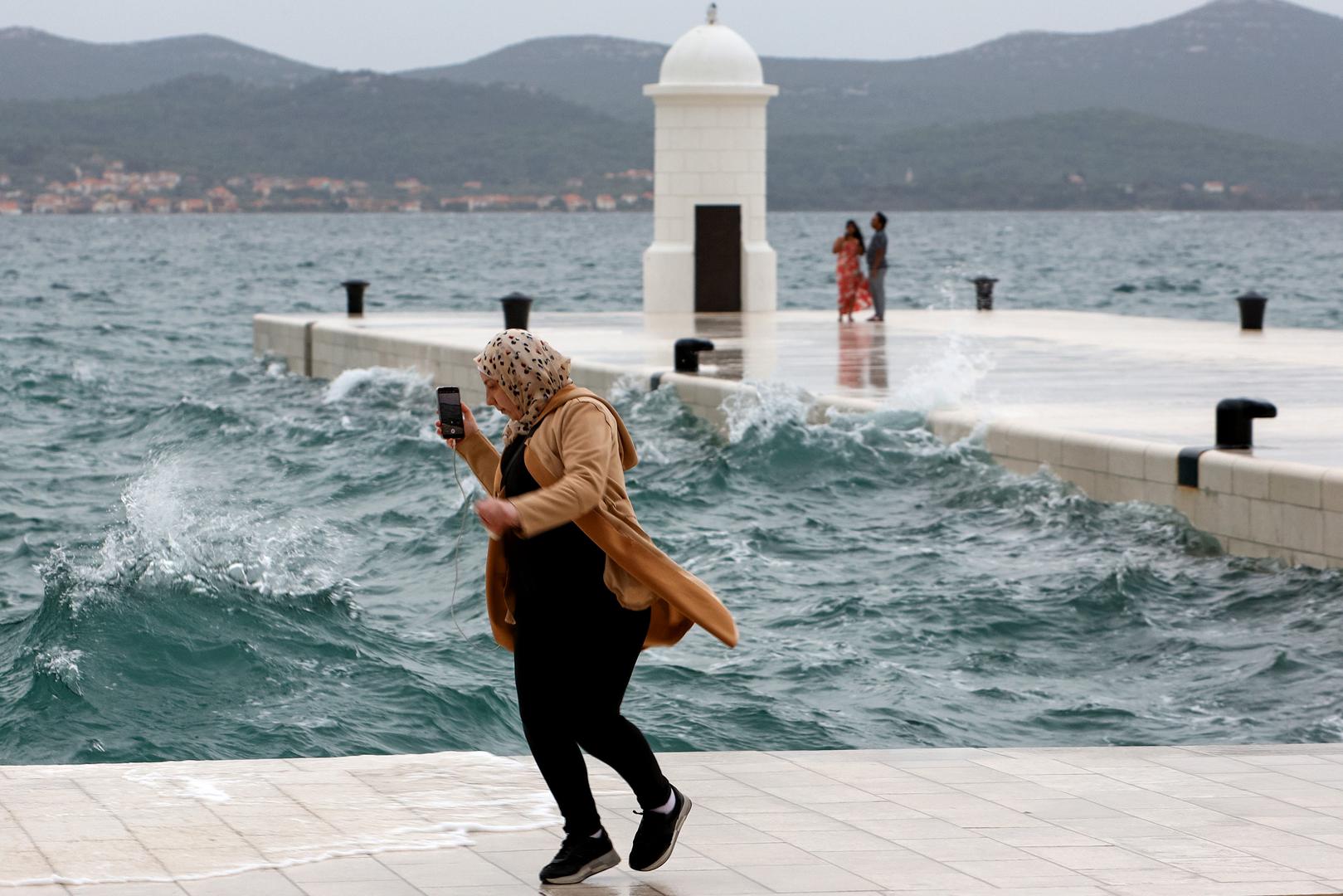 Najniža temperatura zraka bit će između 12 i 16, na Jadranu od 16 do 20 °C. Najviša dnevna temperatura bit će između 19 i 24 °C, u gorju malo niža.