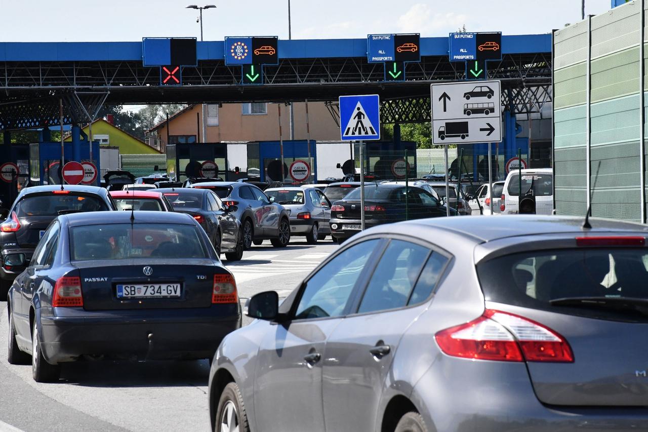 Kolone vozila na graničnom prijelazu s BiH u Slavonskom Brodu