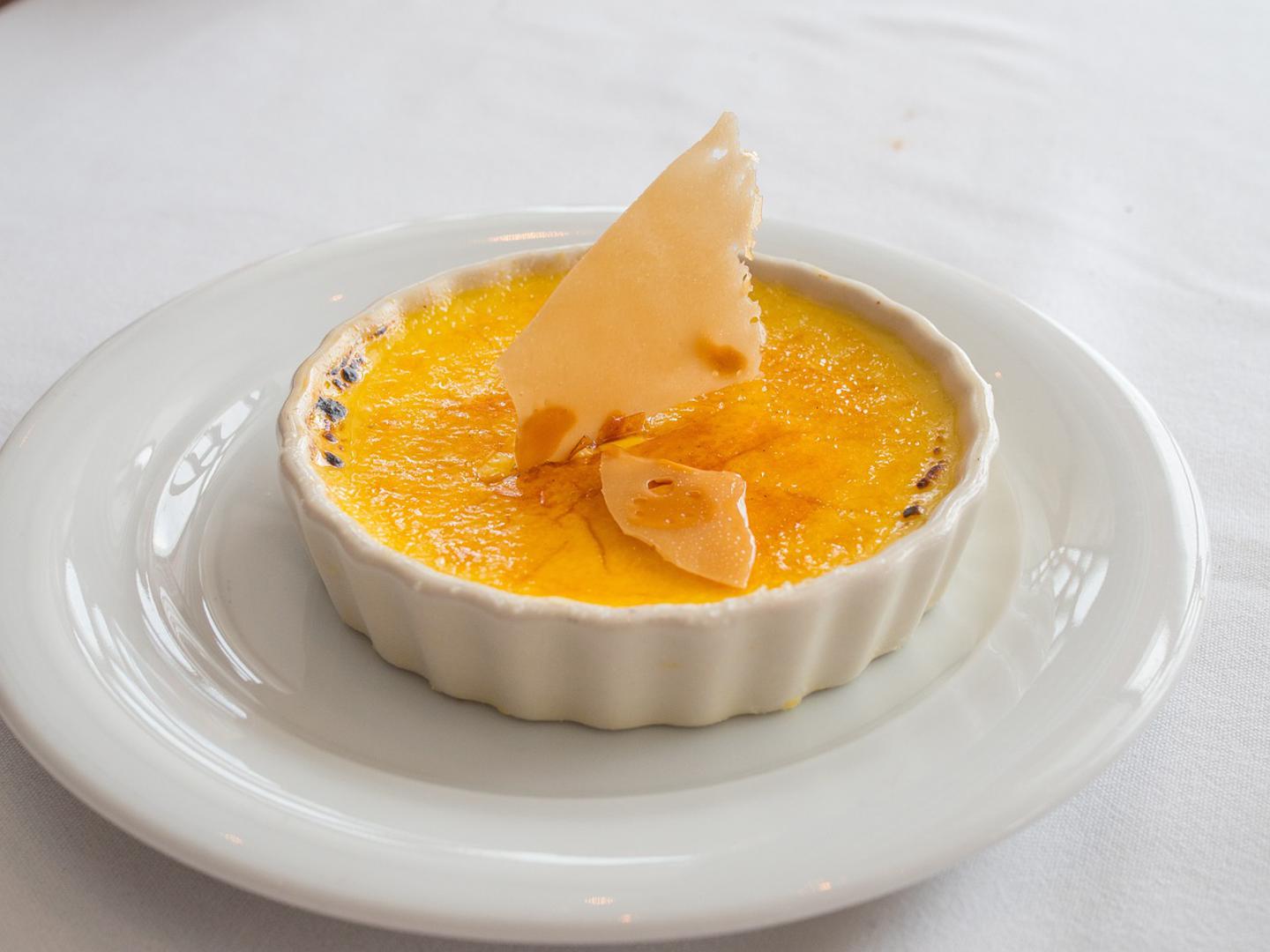 Crème Brulée: "Crème brûlée jedan je od deserta koji nikad ne naručujem. Većina restorana koristi bazu u prahu za izradu te koristi imitaciju vanilije da bi smanjili troškove i sakrili lažnost baze u prahu. Obično je prepečeno i zrnasto, nikad pravilno spaljeno i u 99 posto ukrašeno jagodama, što je tako staromodno", rekla je slastičarka Daniella Lea Rada.