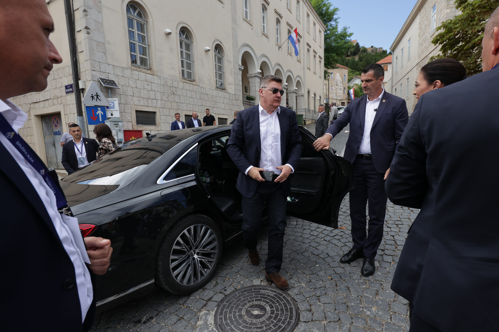 06.08.2023., Sinj - Predsjednik Zoran Milanovic u drustvu supruge Sanje Music Milanovic stigao na 308. Sinjsku Alku. Photo: Zvonimir Barisin/PIXSELL