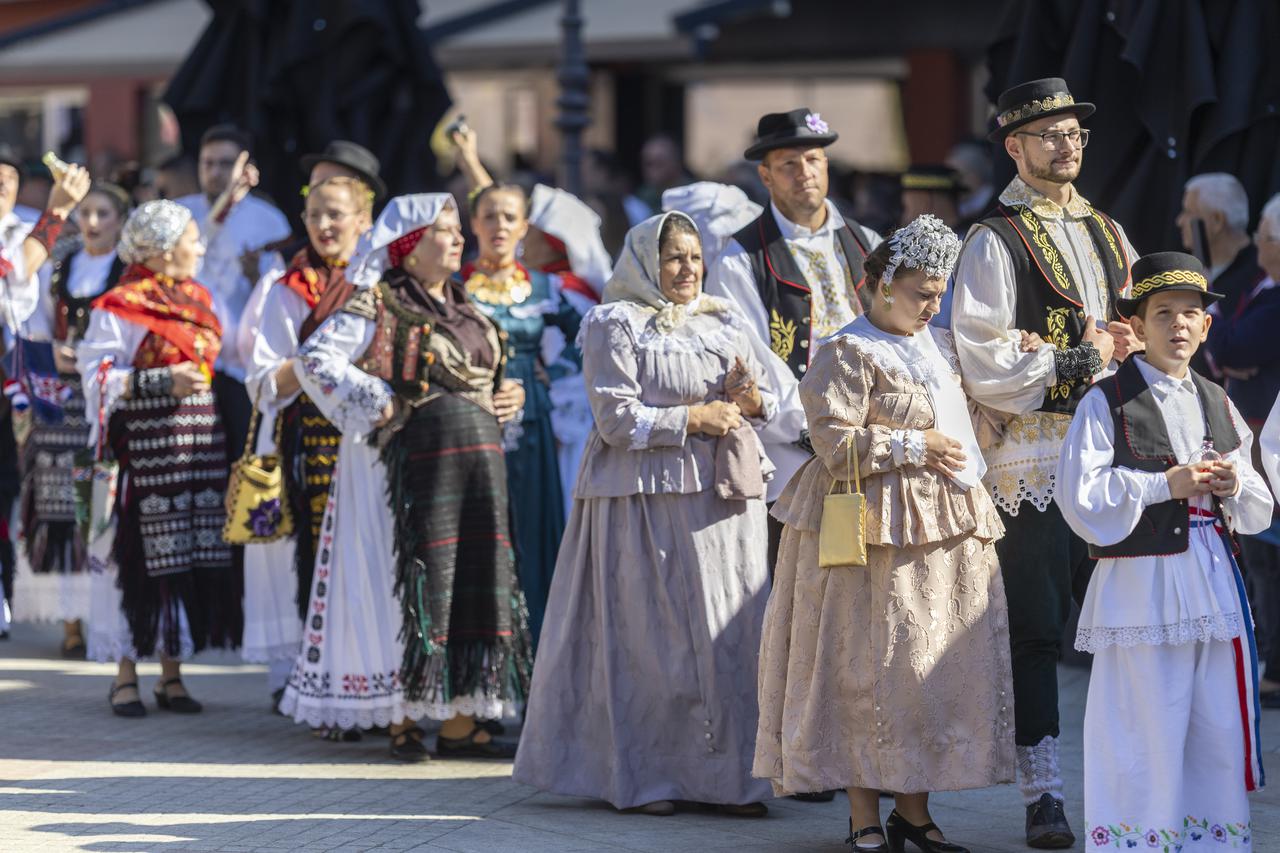 Svečani mimohod sudionika 59. Vinkovačkih jeseni