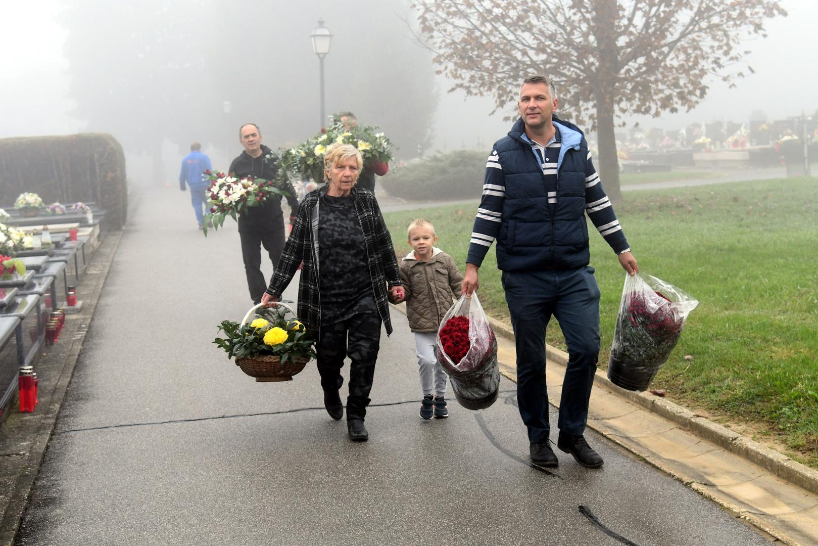 Tijekom blagdana Svih svetih dva najveća bjelovarska gradska groblja - Borik i Sveti Andrija, od danas do nedjelje bit će otvorena 24 sata dnevno kako bi građani imali lakši pristup posljednjim počivalištima svojih najmilijih.