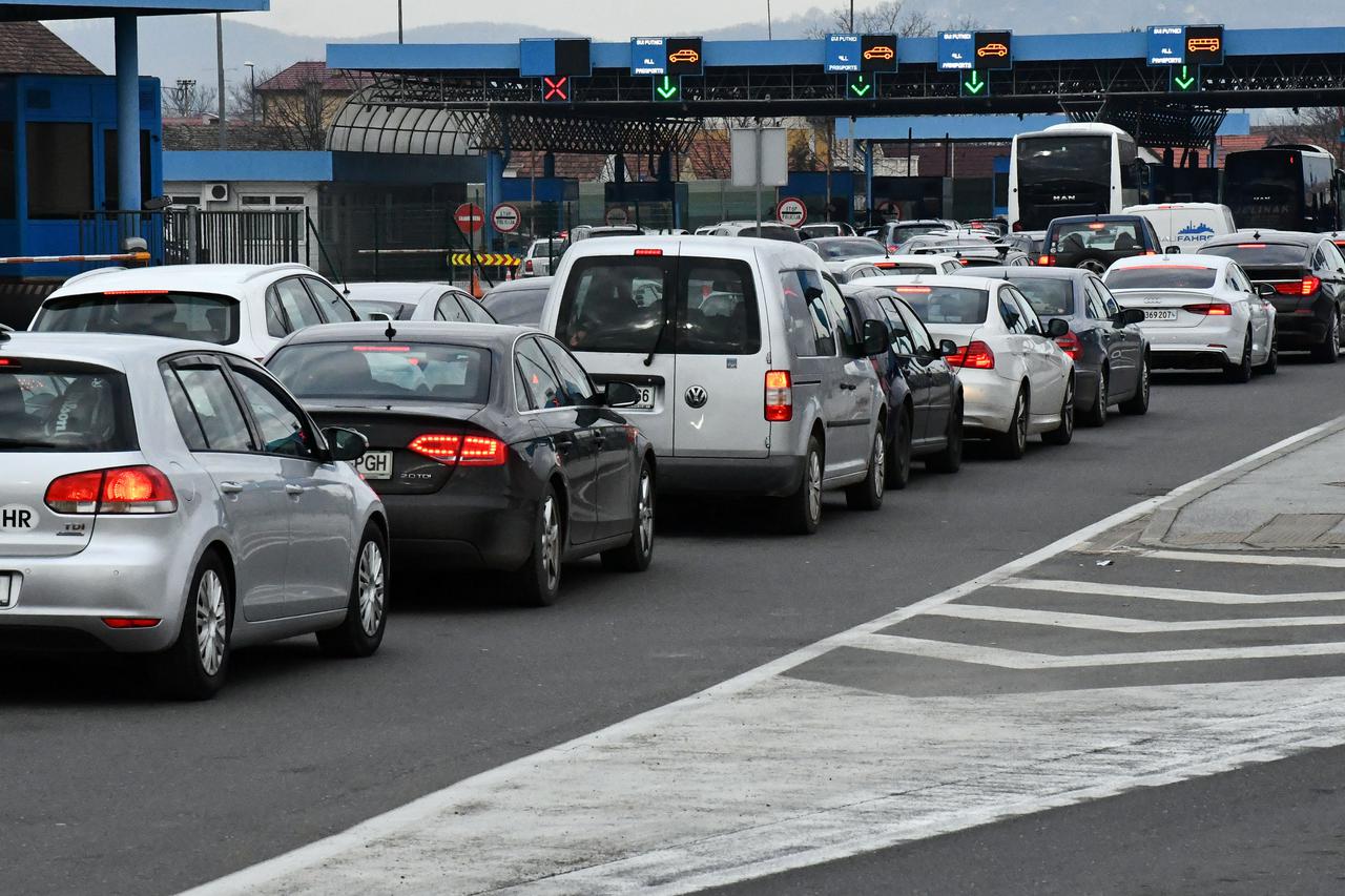 Kolone vozila na graničnom prijelazu u Slavonskom Brodu na ulasku u RH