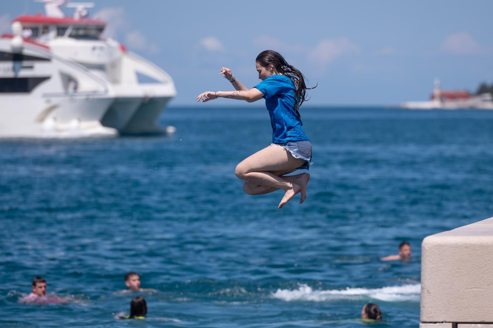 24.05.2024., Zadar - Zadarski maturanti proslavili su kraj skole kupanjem na Morskim orguljama. Photo: Dino Stanin/PIXSELL