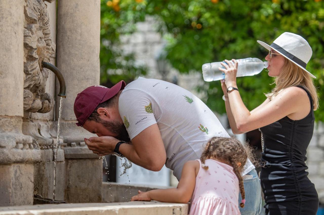 Prvi dan ljeta u Dubrovniku obilježen je sparinom