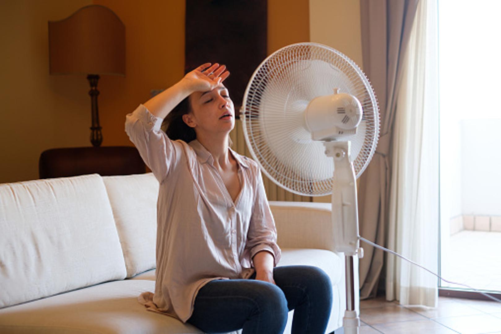 Boce stavite ispred ventilatora i upalite ga. Na portalu Tips and Tricks tvrde kako je ovo genijalan trik kojim će ventilator, umjesto vrućeg zraka iz prostorije, raspršiti oko vas hladniji zrak i u konačnici spustiti temperaturu u prostoriji. 