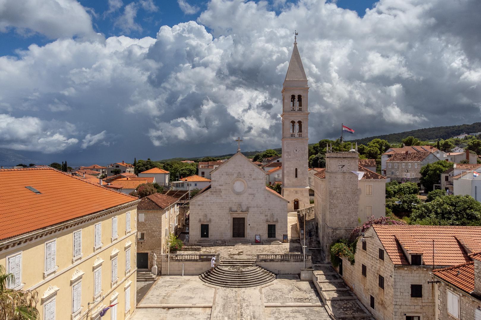 Pustinjaci su čak četiri stoljeća živjeli u samostanu Pustinja Blaca koji se nalazi u stijenama, a ta tradicija je prestala tek 1963. smrću posljednjeg upravitelja Nikole Miličevića. 

