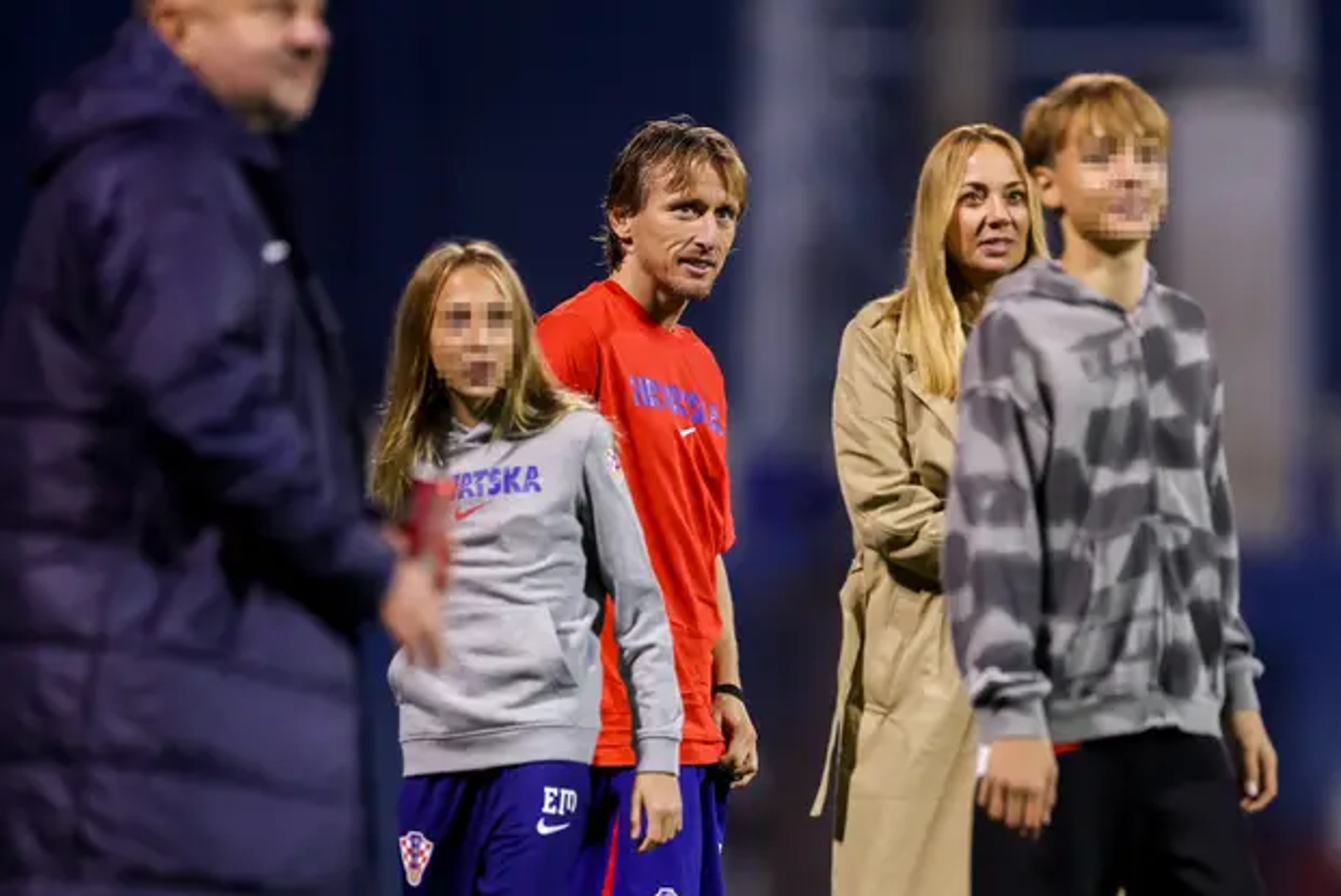 Najbolji hrvatski nogometaš i kapetan vatrenih Luka Modrić zaigrao se nakon utakmice s djecom na igralištu maksimirskog stadiona. 