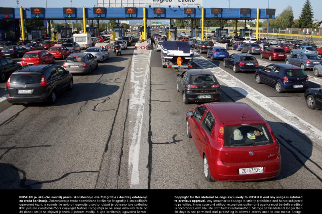 '16.08.2013., Lucko - Na izlazu s autoceste A1 prema Zagrebu kolona vozila duga je oko 5 kilometara, a na valove se stvaraju i duze kolone. Najvece guzve ocekuju se za vikend. Photo: Borna Filic/PIXSE