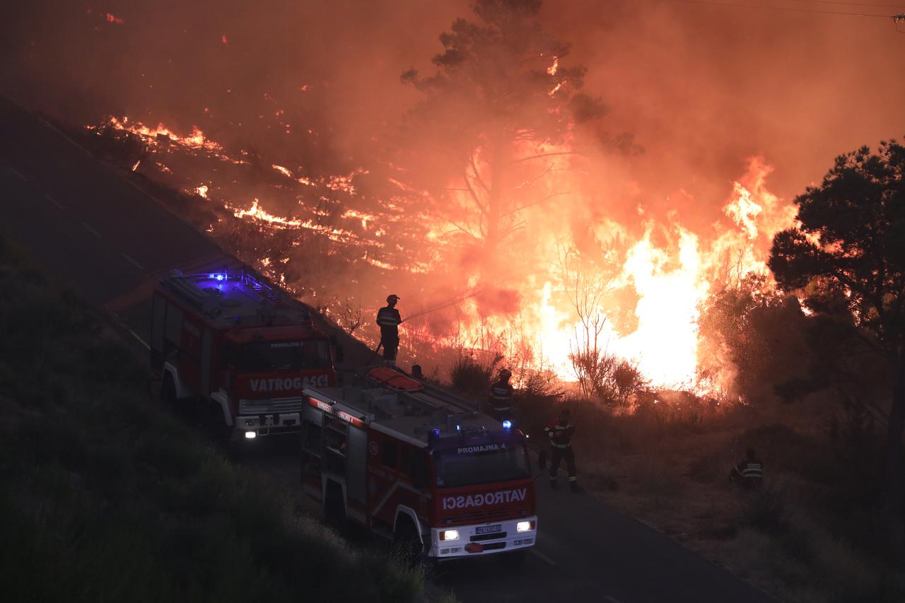 Tučepi: Vatra prodrla u Park prirode Biokovo, zahvatila i ranč, kuće i vozila