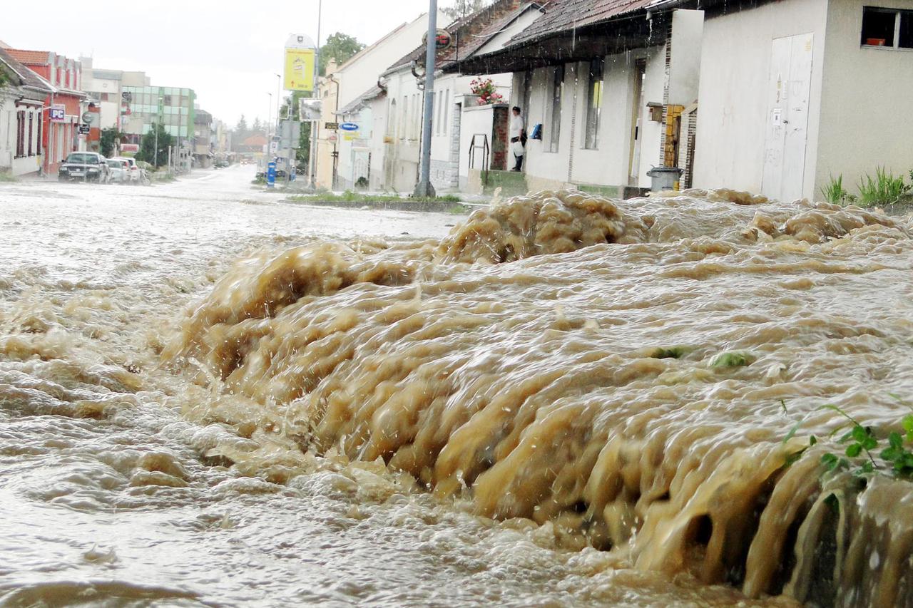 Slatina: Kiša i tu?a poplavila ulice i obiteljske ku?e