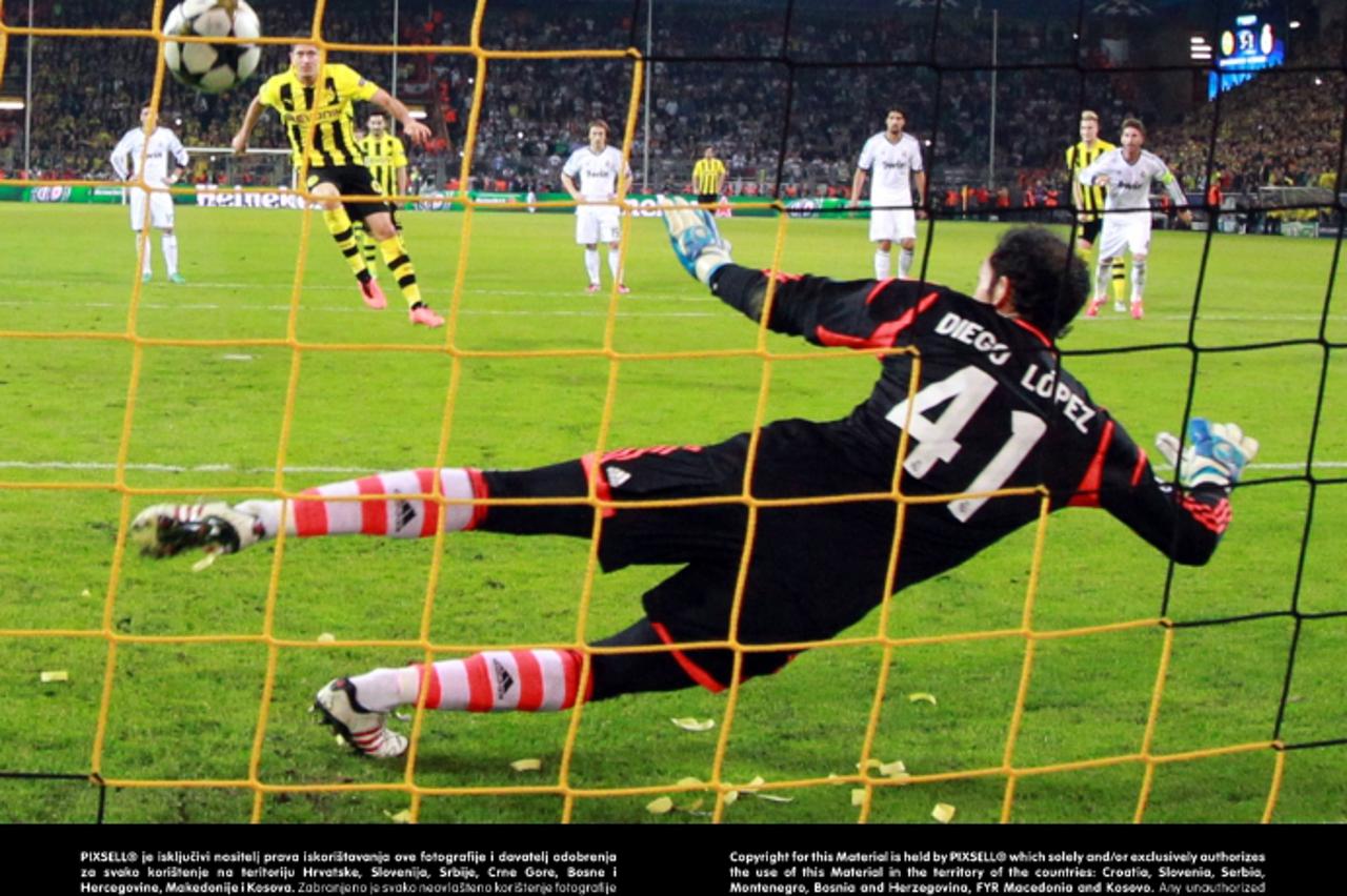 'Robert Lewandowski of Dortmund scores 4-1 through penalty the UEFA Champions League semi final first leg soccer match between Borussia Dortmund and Real Madrid at BVB stadium Dortmund in Dortmund, Ge