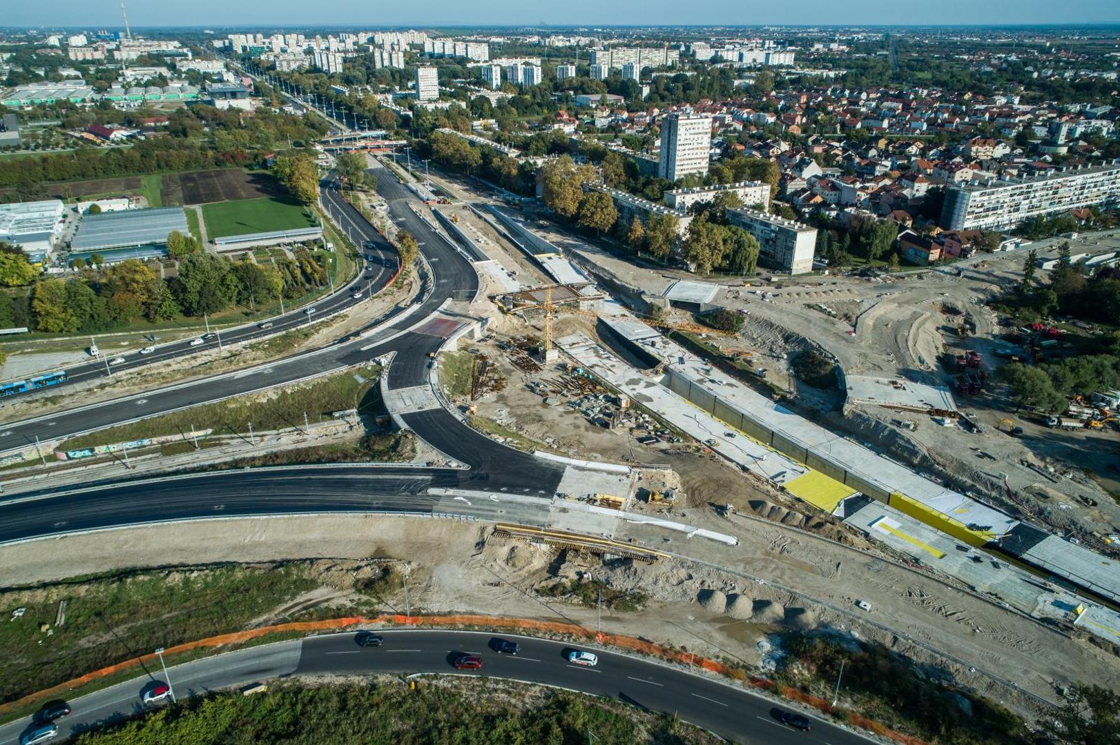 Prije godinu dana i četiri mjeseca započeli su radovi, a najnovije fotografije pokazuju da vrlo dobro napreduju te se sada već polako nazire konačni izgled jednog od najprometnijih zagrebačkih raskrižja. 