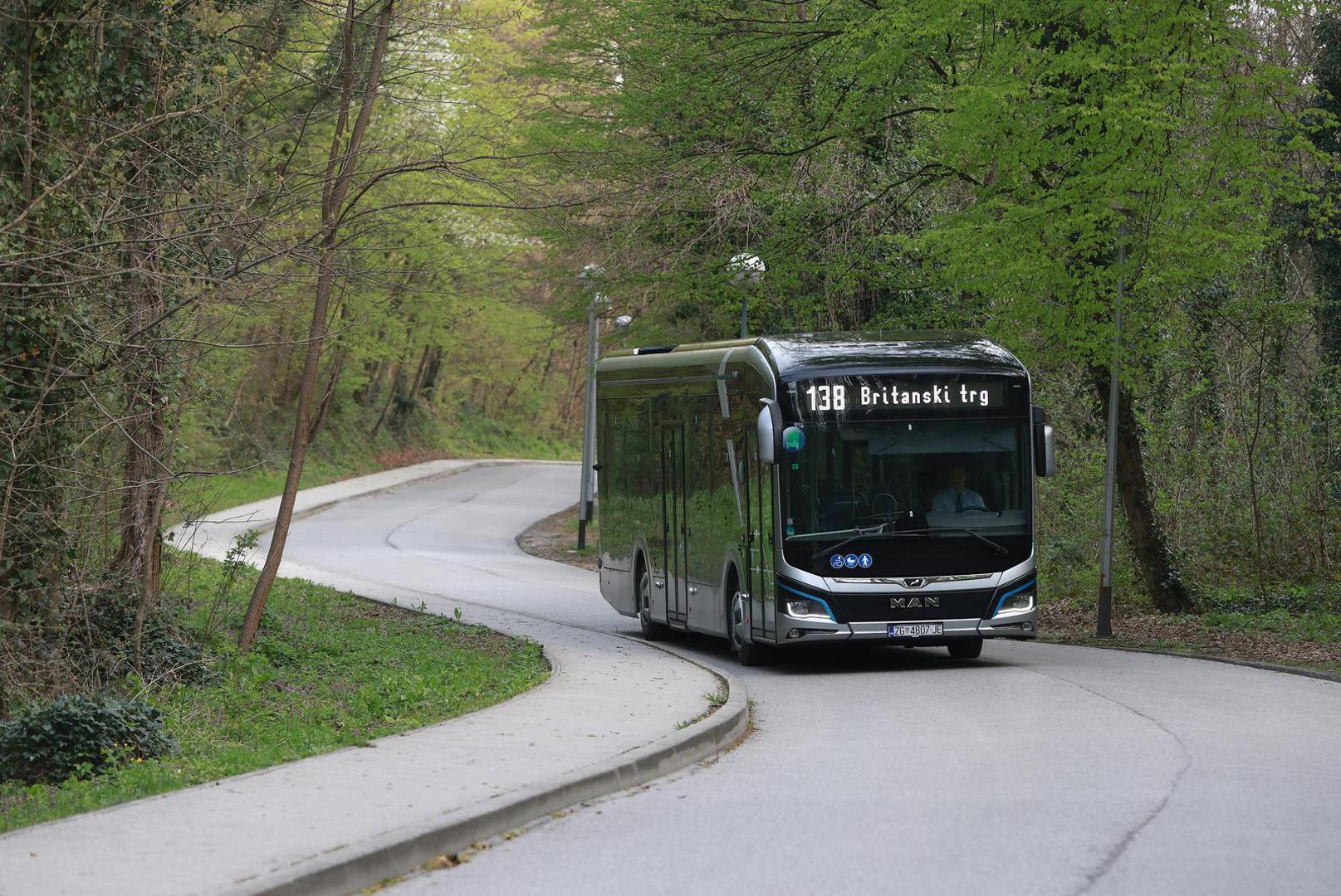 04.04.2023., Zagreb - Britanski trg. ZET testira elektricni autobus na liniji 138 za Zelengaj. Photo: Sanjin Strukic/PIXSELL