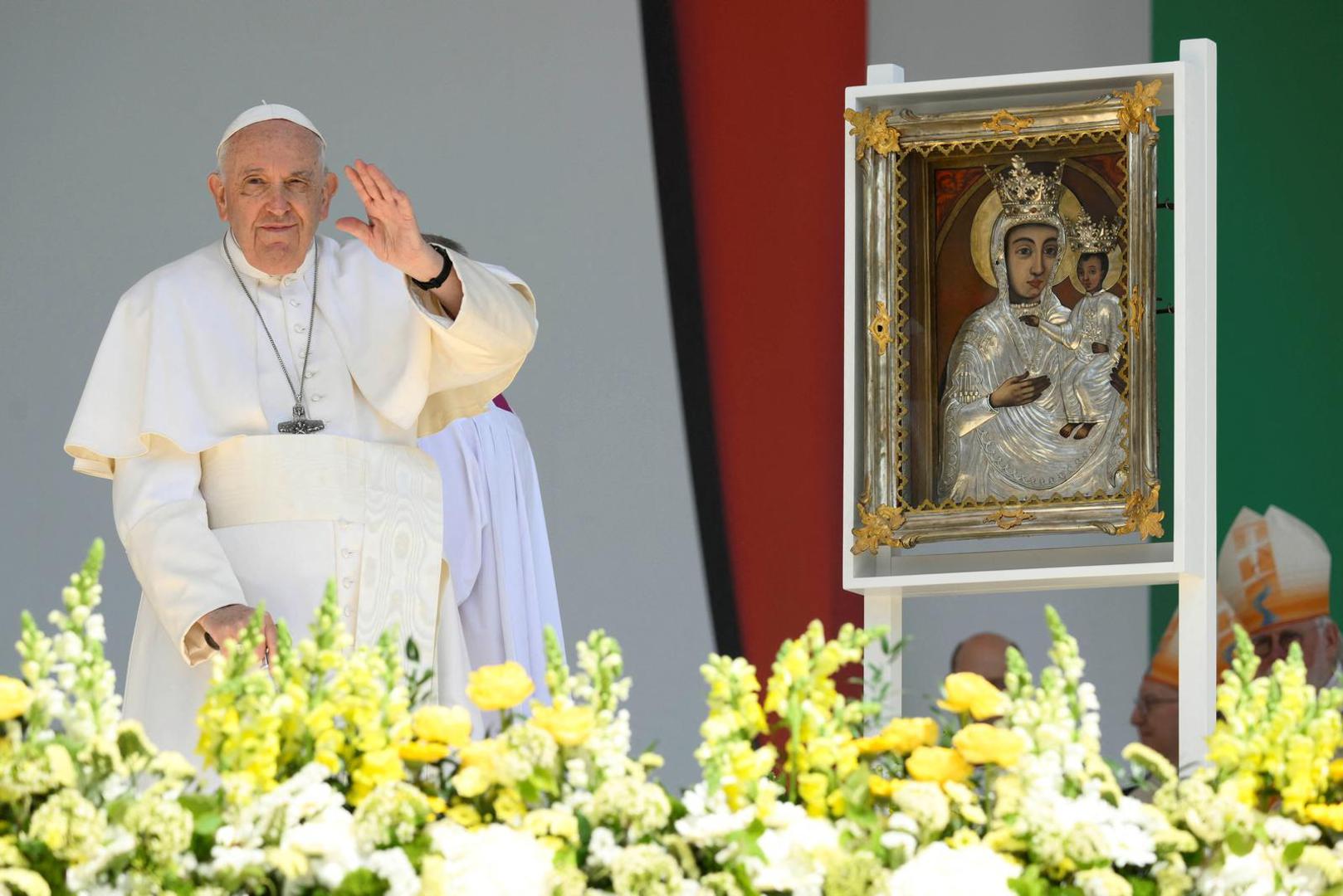 Pope Francis attends a holy mass at the Kossuth Lajos Square during his apostolic journey in Budapest, Hungary, April 30, 2023. Vatican Media/Simone Risoluti/­Handout via REUTERS    ATTENTION EDITORS - THIS IMAGE WAS PROVIDED BY A THIRD PARTY. Photo: Simone Risoluti/REUTERS