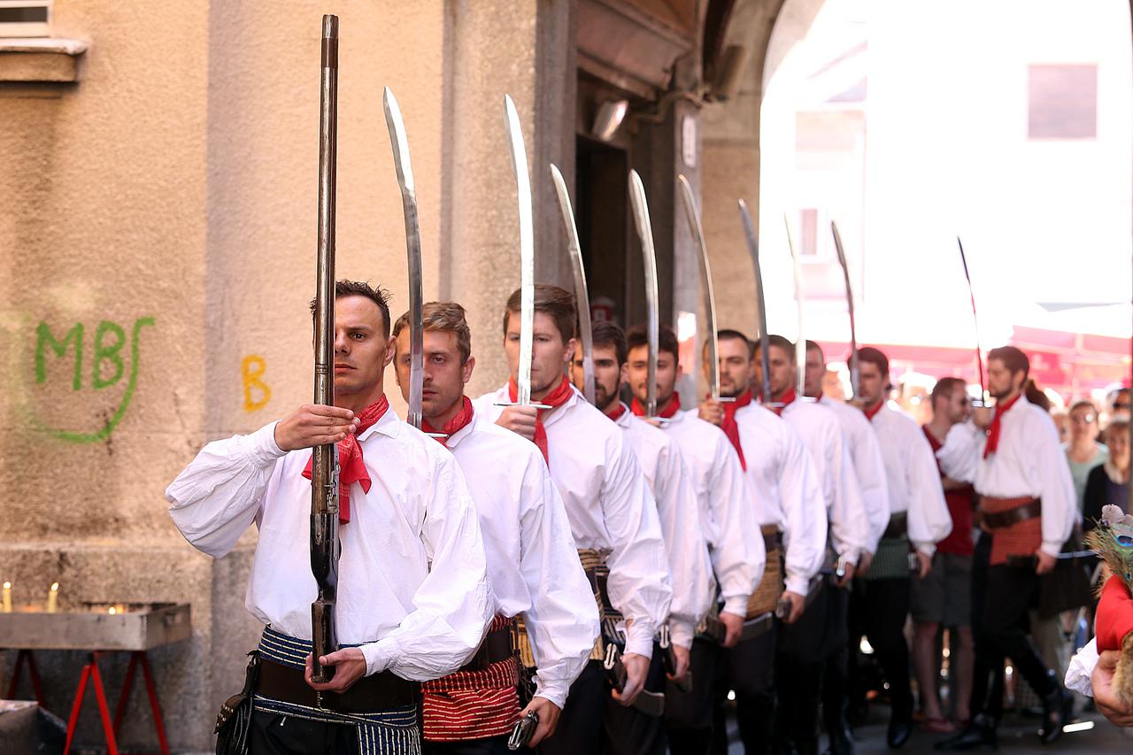 29.08.2015., Zagreb - Kravat pukovnija, pocasna je satnija koju od 10. srpnja 2010. godine suorganiziraju ustanove Academia Cravatica (AC) i Turisticka zajednica grada Zagreba. Kravat-pukovnija izvodi program smjene straze i ophoda u uzem sredistu grada Z