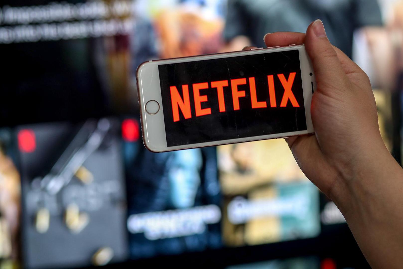 Ponovno pokrenite algoritam: Ako vam Netflix preporučuje naslove koji vam se ne sviđaju, možete resetirati svoj algoritam. Pregledajte svoju povijest gledanja i uklonite naslove koje ne želite povezivati sa svojim profilom kako biste poboljšali buduće preporuke.