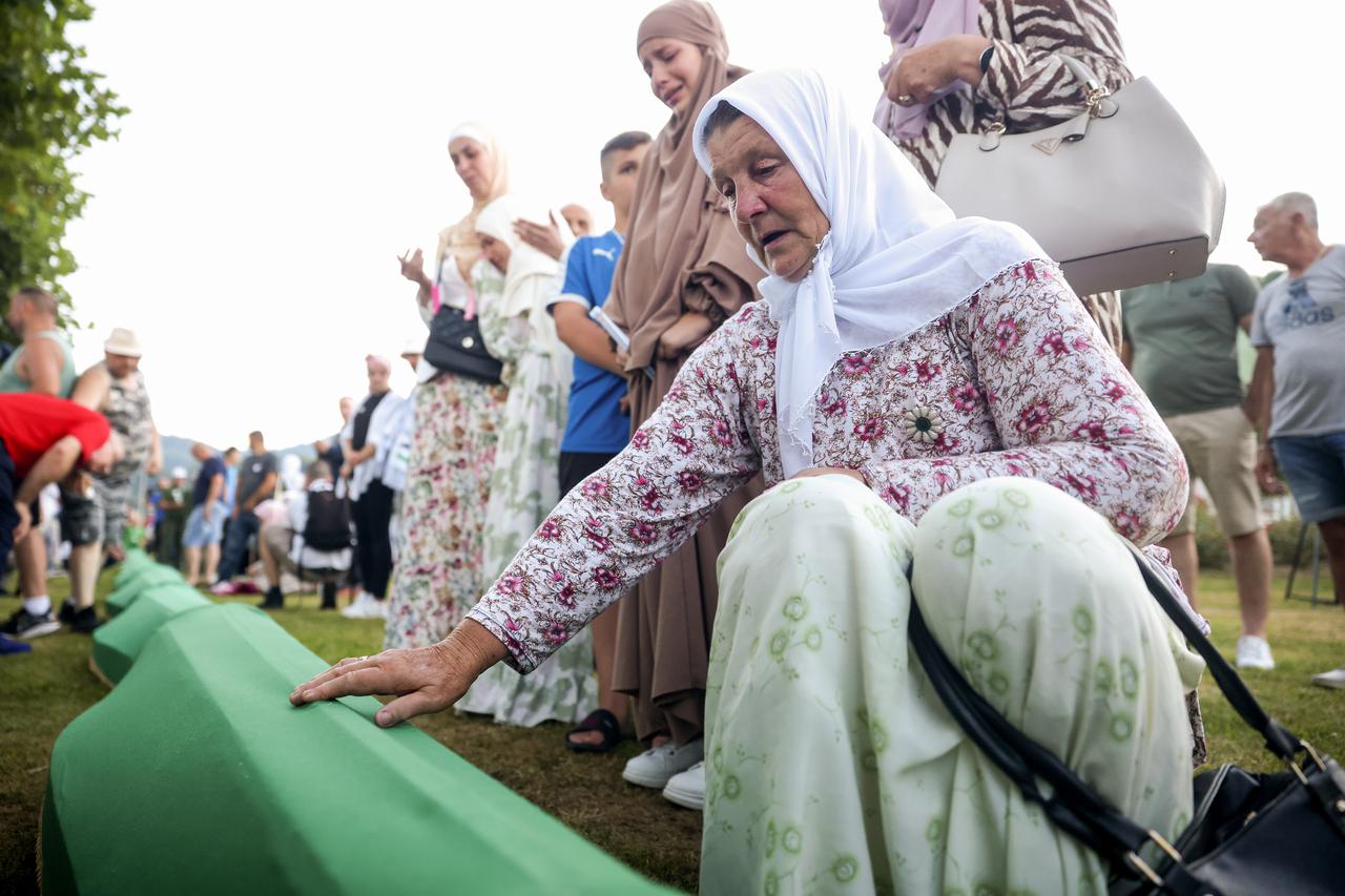 Srebrenica: Tabuti s posmrtnim ostacima prebačeni su u musalu