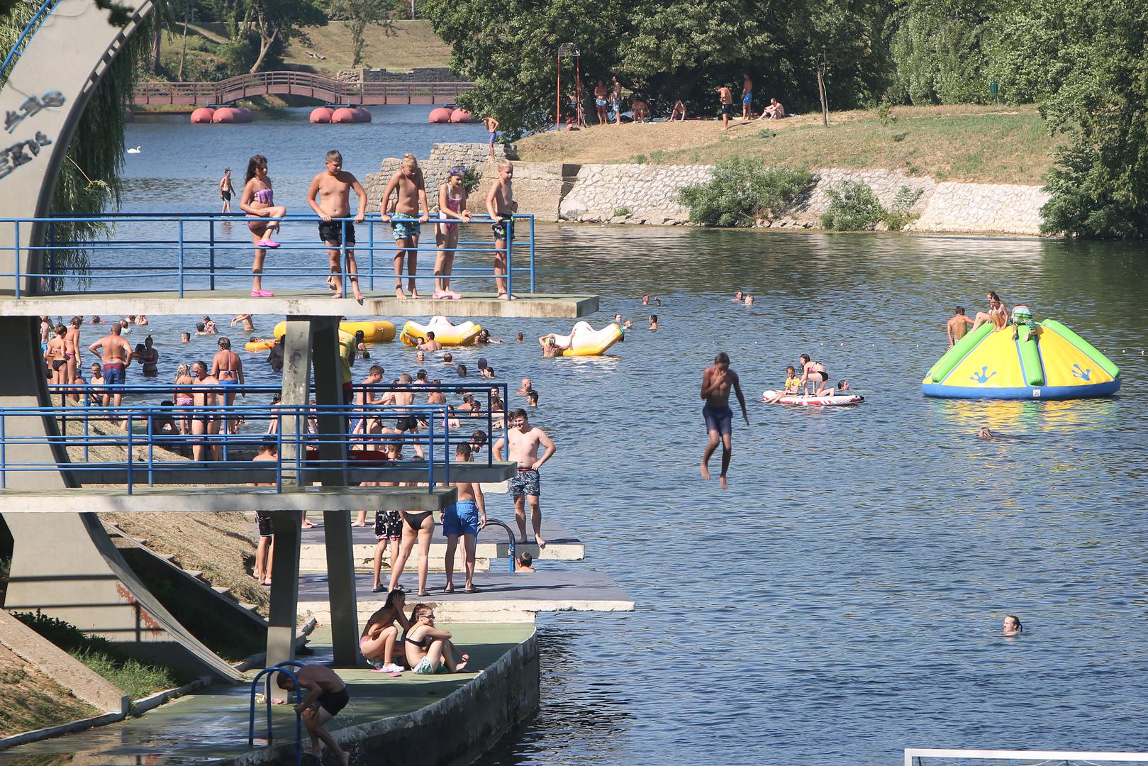 Karlovac - Oko Karlovca nalazi se nekoliko mjesta na kojima se možete kupati. Foginovo kupalište najstarije je uređeno kupalište u Hrvatskoj i nalazi se usred grada. Obilje popratnih sadržaja i priznanja 'Zeleni cvijet' i 'Turistički cvijet' dovoljna su pozivnica za dolazak.