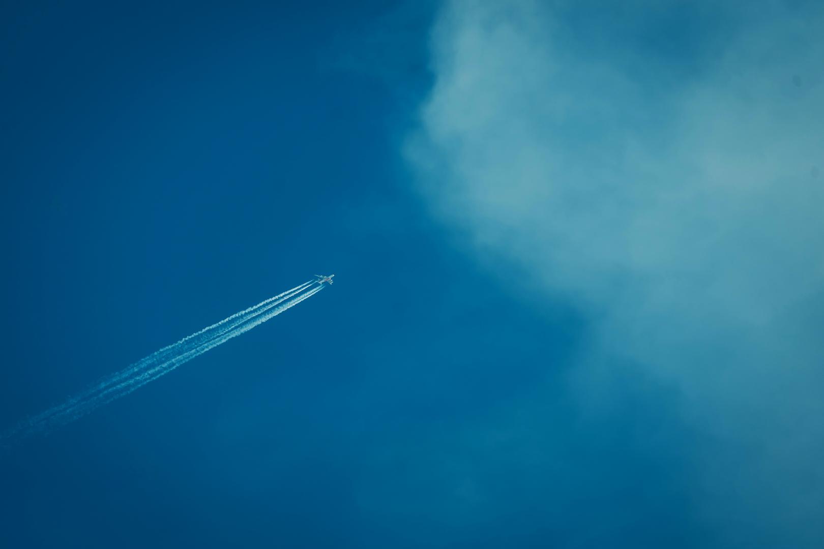 Iako je među najmanje zastupljenim teorijama (10-15% vjernika), chemtrails fenomen i dalje intrigira dio hrvatske javnosti. Riječ je o vjerovanju da bijeli tragovi iza aviona nisu kondenzacija, već namjerno raspršivanje kemikalija kojima se navodno može utjecati na raspoloženje, zdravlje i ponašanje stanovništva.