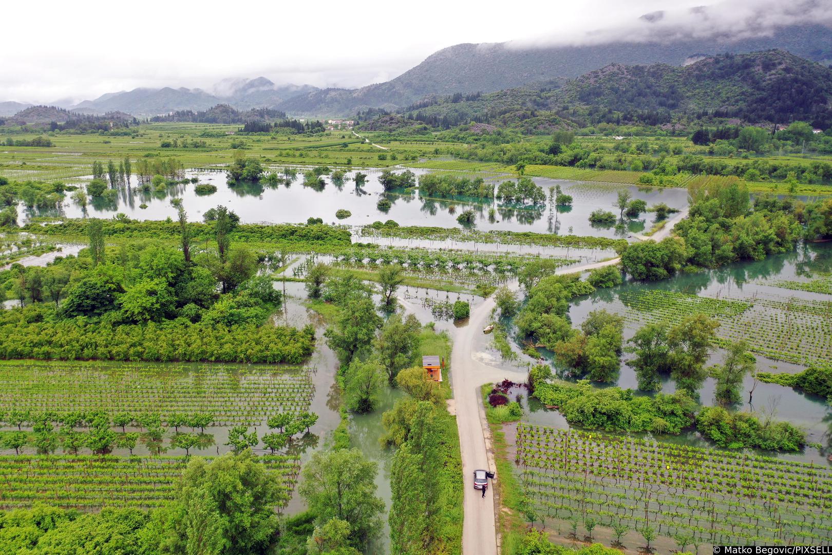 16.05.2023. Vrgorac - Pogled iz zraka na poplavljeno Vrgorsko polje. Nakon velikih i obilnih kiša na vrgorackom podrucju poplavljena su polja jagoda, a voda je usla i u plastenike, zbog cega je na nekoliko dana obustavljena berba. Za nekoliko dana voda ce se povuci, ali postoji mogucnost truljenja jagoda pa ce ih trebati tretirati zastitnim preparatima cime se smanjuje kvaliteta Photo: Matko Begovic/PIXSELL