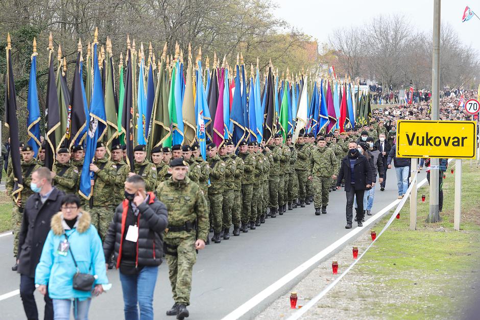 Kolona sjećanja krenula je prema Memorijalnom groblju hrvatskih branitelja iz Domovinskog rata
