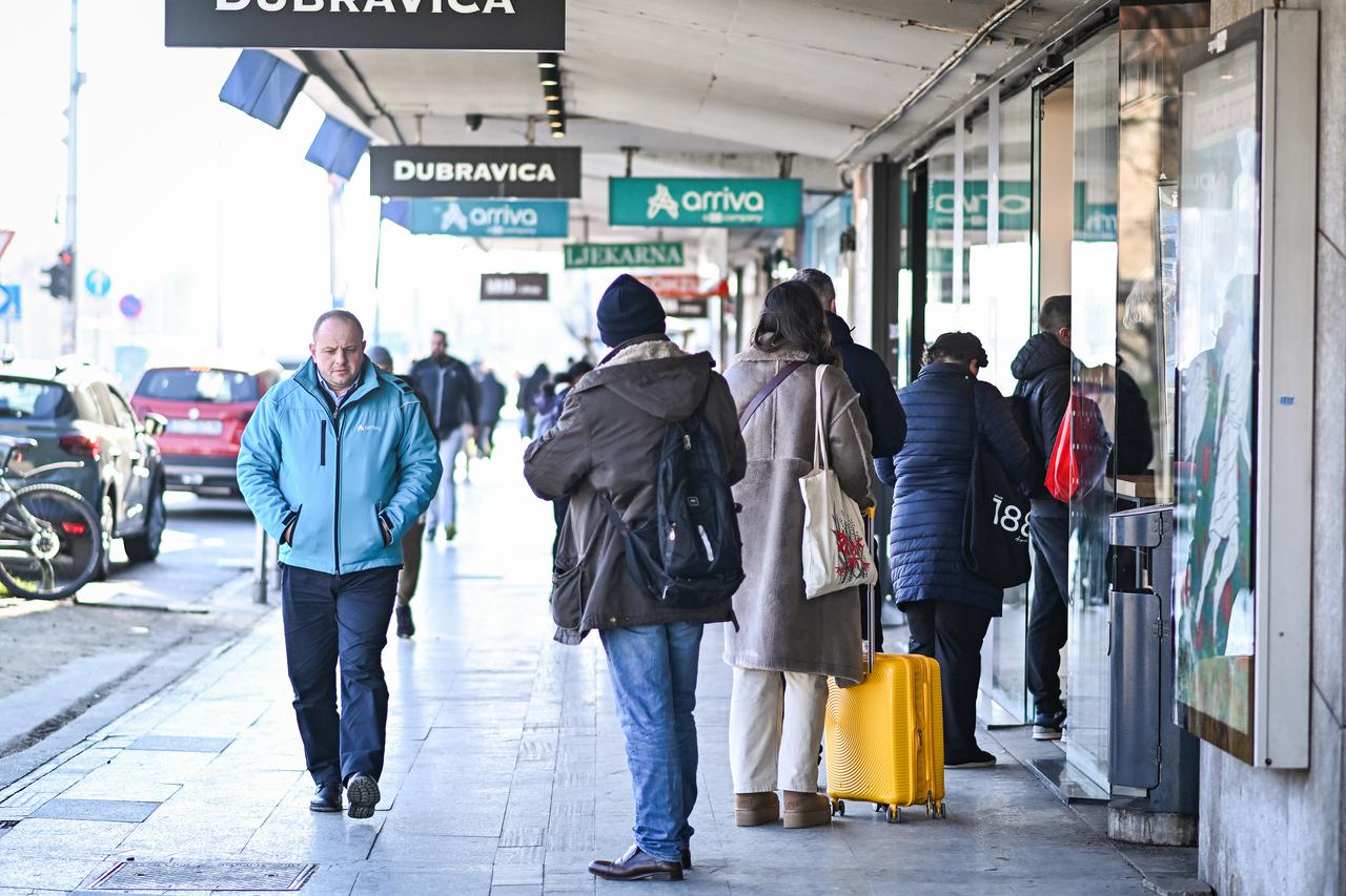 Zagreb: Manje gužva ispred dućana koji rade nedjeljom 