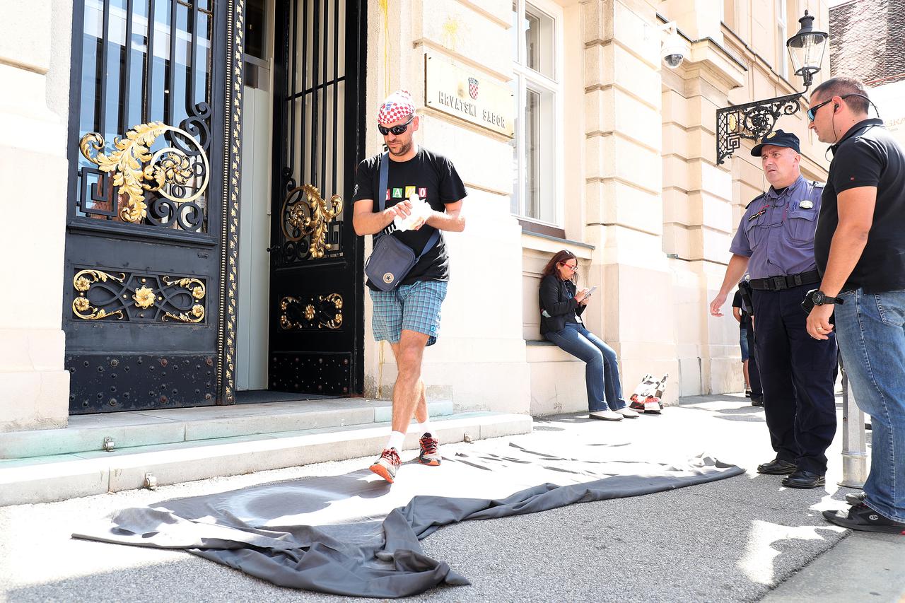 Prosvjednici ostavili izmet ispred Sabora