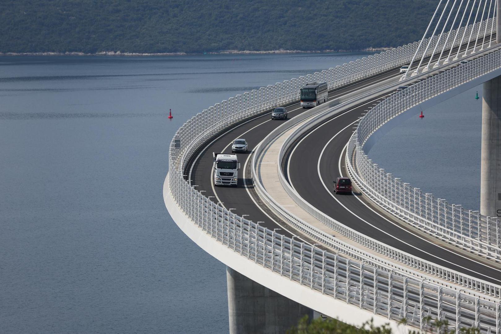 Tijekom jutra uočeno je kako kako ljudi trče mostom. To je izuzetno opasno a iz HC-a upozoravju ponovno da je most namijenjen samo promet motornih vozila, i to samo za ona koja mogu postići brzinu od najmanje 60 kilometara na sat