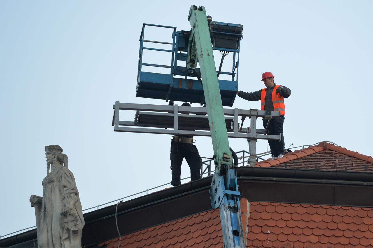 14.03.2014., Zagreb - Na Trgu bana Josipa Jelacica radnici uklanjaju reklame prema odluci Gradske skupstine.  Photo: Marko Lukunic/PIXSELL