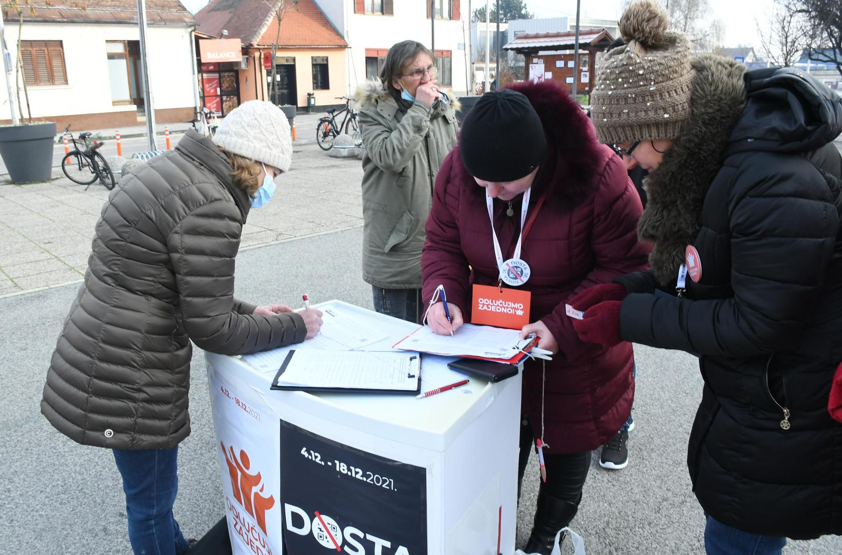 04.12.2021., Sisak - I u Sisku je zapocelo prikupljanje potpisa za MOST-ov referendum protiv COVID potvrda. 