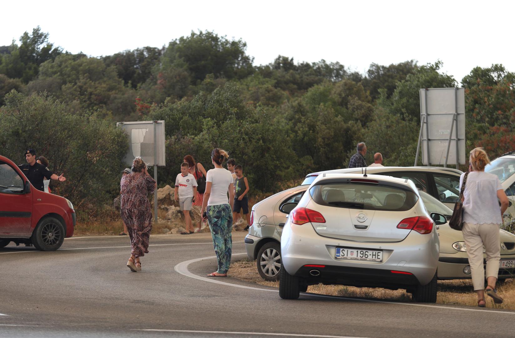 13.07.2022., Zaton - Pozar koji je izbio kod Vodica siri se prema Zatonu. Na terenu je 30-ak vatrogasaca s desetak vozila, a u gasenju su se prikljucila i dva kanadera. Putnici ne mog udalje svojim vozilima zbog zatvorene ceste. Photo: Dusko Jaramaz/PIXSELL