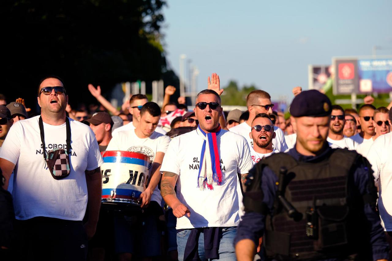 Dolazak navijača Torcide pred stadion Maksimir