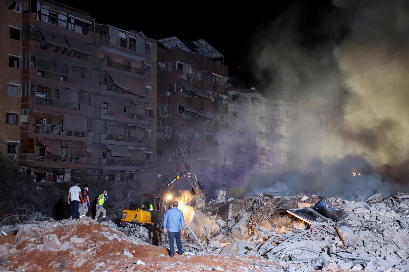 People inspect damage at the site of an Israeli strike, amid ongoing hostilities between Hezbollah and Israeli forces, in Beirut's southern suburbs, Lebanon September 27, 2024. REUTERS/Mohamed Azakir Photo: MOHAMED AZAKIR/REUTERS