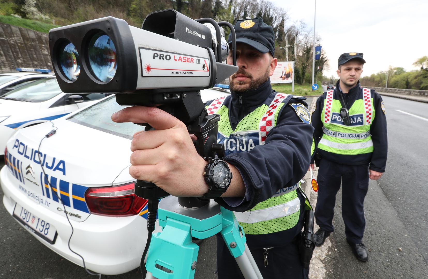 Ako ste uhvaćeni kako u naselju vozite brzinom 30 - 50 km/h većom od dopuštene, Zakonom o sigurnosti prometa na cestama predviđena je kazna u rasponu od 390 do 920 eura. Za jurnjavu brzinom koja je za više od 50 km/h veća od dopuštene slijedi kazna od 1320 do 2650 eura.