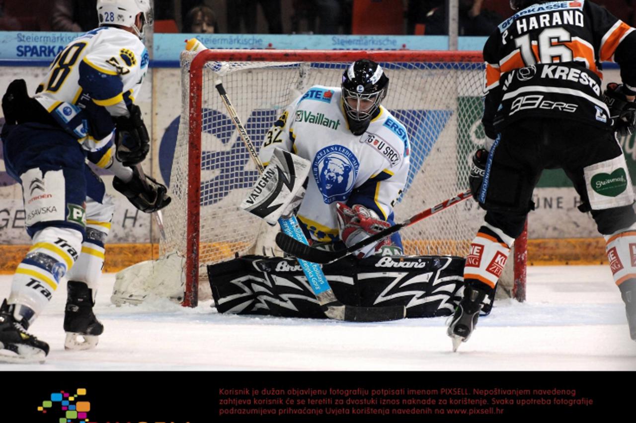 '25.02.2010, Eisstadion Liebenau, Graz, AUT, EBEL, Graz 99ers vs KHL Zagreb, im Bild Mike Ouellette (48, KHL Zagreb), Gasper Kroselj (32, KHL Zagreb), Patrick Harand (16, 99ers) ,  Foto: nph /  J. Hin