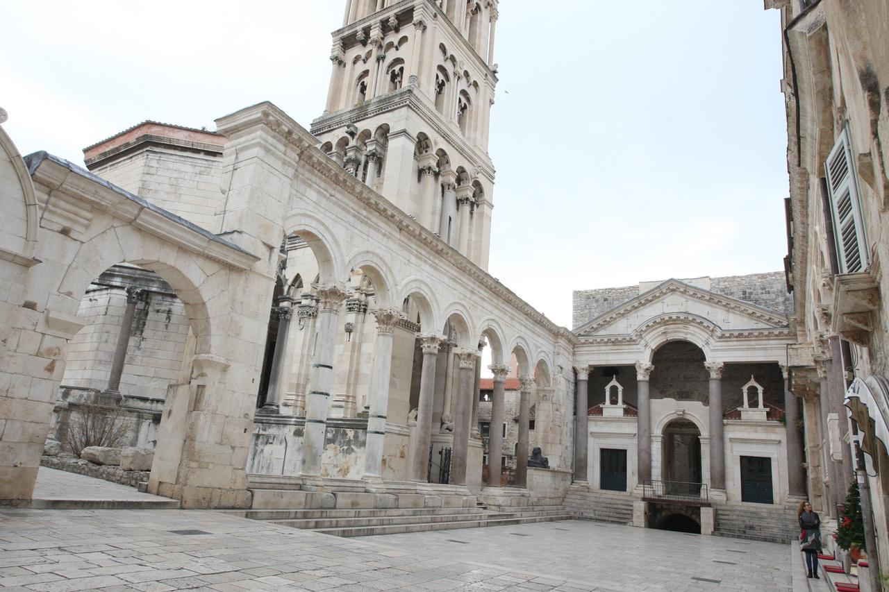 Split: Prazan Peristil u podne gdje je tek nakon nekog vremena naišao jedan turist