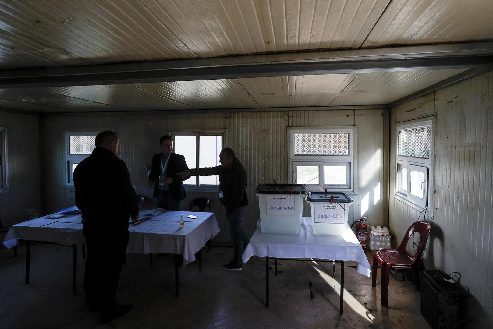 Members of the central election commission prepare a container used as an alternative voting center, in Zubin Potok, Kosovo, April 23, 2023. REUTERS/Valdrin Xhemaj NO RESALES. NO ARCHIVES. Photo: Stringer/REUTERS