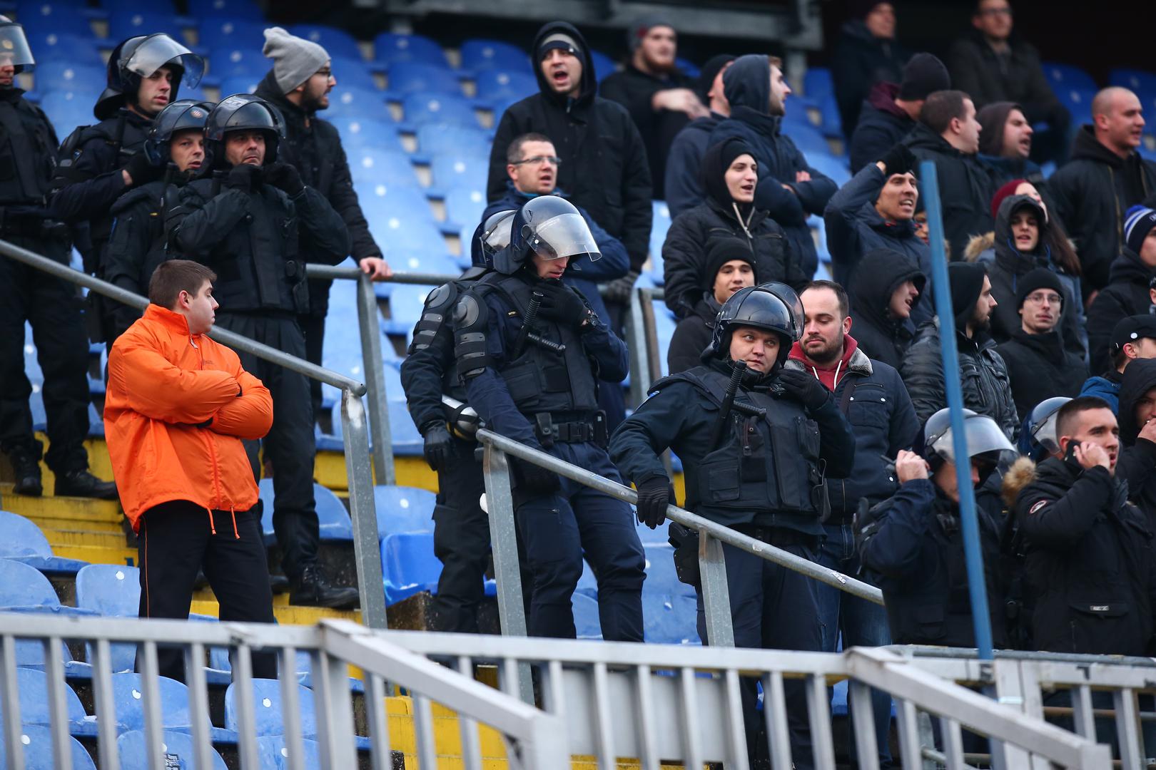 Molba nije pomogla pa je na sjevernu tribinu maksimirskog stadiona stigla policija. Tek tada je prestalo grudanje