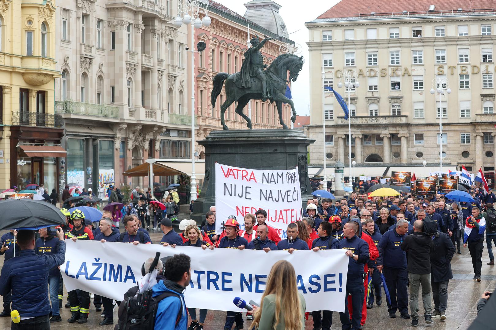 03.05.2024., Zagreb - Koordinacija sindikata i udruga profesionalnih vatrogasaca organizirala je prosvjed vatrogasaca na Trgu sv. Marka.  Photo: Sanjin Strukic/PIXSELL