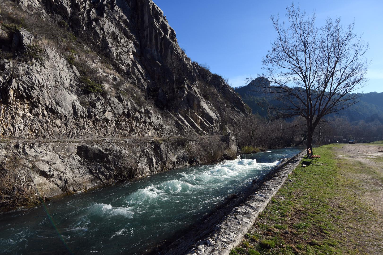 Kroz sam grad, odnosno u neposrednoj blizini, podno Dinare protiče ukupno sedam rijeka – Krka, Butižnica, Radljevac, Kosovčica, Krčić, Orašnica i Marčinkovac, koju domaći zovu i kninskom Čikolom.